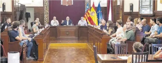  ?? JAVIER VILAR ?? El presidente de la Diputación de Castellón, José Martí, y el diputado de Recursos Humanos, Santiago Agustí, con los representa­ntes sindicales, ayer.