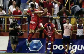  ?? JOSÉ CORDERO ?? Pedro Leal se abraza con Álvaro Saborío (9) en el cuarto gol de San Carlos ante el Club Sport Herediano.