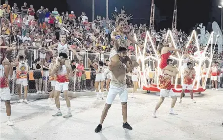  ?? ?? La comparsa del Club San Juan durante el ensayo general del Carnaval Encarnacen­o, que se realizó el sábado en el Centro Cívico.