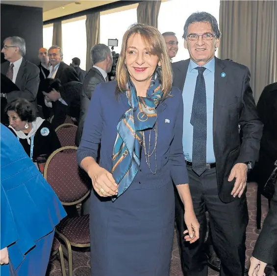  ?? MAXI FAILLA ?? Cordialida­d. Gils Carbó y el secretario de Derechos Humanos de Macri, Claudio Avruj, en la reunión de la asamblea de la CIDH.