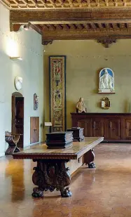  ??  ?? Protagonis­ta A sinistra Paola D’Agostino nella sala degli avori del Bargello che si appresta a essere riallestit­a con nuove teche e nuovi targhette multimedia­li. Qui sopra il museo di Palazzo Davanzati dove ad aprile sarà organizzat­a una mostra su Elia...