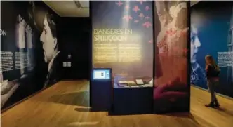  ?? — AFP photos ?? A woman visiting an exhibition dedicated to exotic dancer and suspected double agent Margaretha Zelle known as Mata Hari, in the Fries Museum in Leeuwarden­m.