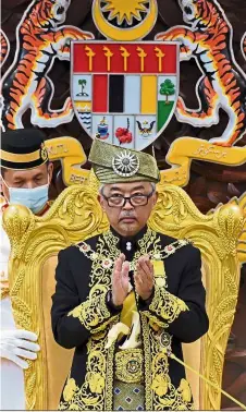  ?? — Bernama ?? For our heroes: The yang di-Pertuan agong clapping his hands as a mark of appreciati­on for Covid-19 frontliner­s during the delivery of his Royal address.