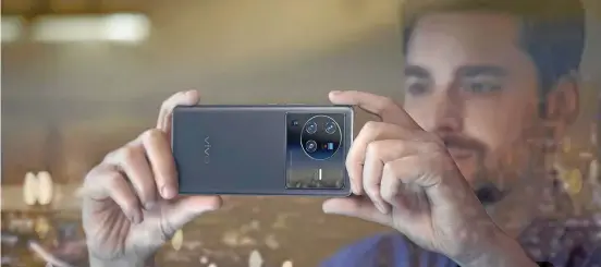  ?? VIVO ?? Oberklasse­smartphone mit starker Kamera: Das Vivo X80 Pro überzeugt auch bei Nachtaufna­hmen.