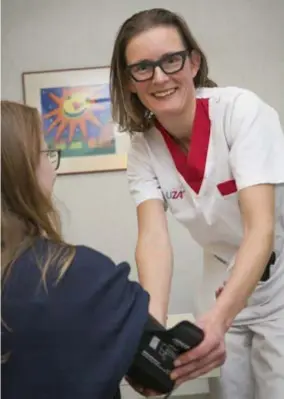  ?? FOTO DIRK KERSTENS ?? Lieve Scheurwegh­s werkt sinds 15 jaar op de afdeling cardiologi­e, hartfalen en harttransp­lantatie. Officieel is ze niet erkend als verpleegku­nde specialist, maar ze voert wel die taken uit. “Onze taak is te voorkomen dat patiënten opnieuw worden opgenomen.”