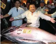  ??  ?? 580.000 euro «Un po’ costoso. Ma sono felice di essere riuscito a vincere all’asta un tonno di così buona forma e dimensioni». Il «re del tonno» Kiyoshi Kimura (nella foto), proprietar­io della catena Sushi Zanmai, il 5 gennaio 2017 ha accolto con...