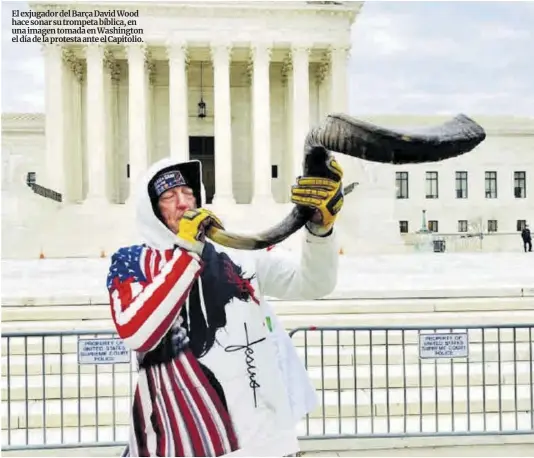  ?? David Wood / Facebook ?? El exjugador del Barça David Wood hace sonar su trompeta bíblica, en una imagen tomada en Washington el día de la protesta ante el Capitolio.