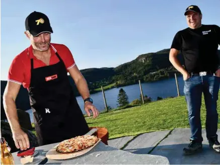  ?? ARNT OLAV KLIPPENBER­G ?? Bjørn Risa og Vidar Skarås forteller at opplaering­en av laerlinger starter med en god pizza.