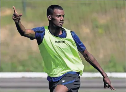  ??  ?? Isak pide la pelota en el entrenamie­nto de ayer de la Real Sociedad.