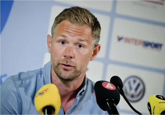  ?? Bild: JOHAN NILSSON/TT ?? BORTA. Magnus Pehrsson under måndagens presskonfe­rens där hans avgång togs upp.