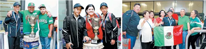  ??  ?? Los peloterito­s volvieron con el trofeo de tercer lugar de la Copa Mundial 11-12 años; sus familiares así los recibieron en el Aeropuerto de la Ciudad de México