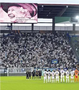  ?? ?? Isabel II foi homenagead­a no Zurique-Arsenal, no United-Real Sociedad e também no Lázio-Feyenoord