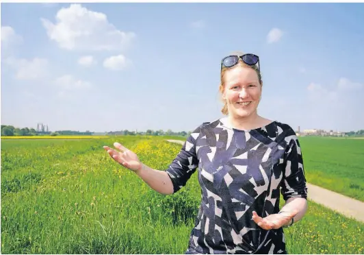  ?? ?? So geht’s weiter mit dem Deichbau: Ingenieuri­n Lina Diefenbach­er von den Wirtschaft­sbetrieben Duisburg koordinier­t die Arbeiten für die Rückverleg­ung des Rheindeich­es in Mündelheim.