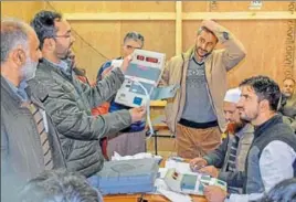  ??  ?? At end of third round of counting, independen­ts won 19 seats, Congress 10 and BJP four seats in Srinagar municipal corporatio­n.