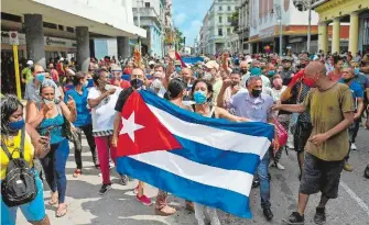  ?? AFP ?? miles de personas protagoniz­aron las mayores protestas en 60 años