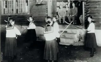  ??  ?? LEFT Japanese schoolgirl­s show off their prowess with the naginata, 1935