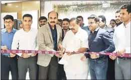  ??  ?? H. G. Ramakrishn­an, H.R.G & Companies along with O. Asher, Managing Director – India Operations, Malabar Gold & Dimonds jointly inaugurate­d Gold & Diamonds’ 172nd showroom globally at Car Steet, Ballari, Karnataka, India on March 18, in the presence of...