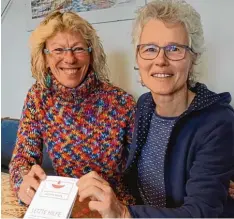  ?? Foto: Angelika Stalla ?? Antonie Forstner (links) aus Ziemetshau­sen und Anne Seitzer aus Krumbach infor mieren, wie Sterbende begleitet werden können.