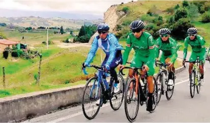  ?? FOTO ?? En las montañas de su tierra y en compañía de amigos, Nairo se entrenó de cara a la última carrera grande del año: la Vuelta a España, en la que salió campeón en 2016.