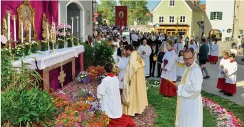  ?? Foto: Thorsten Jordan ?? Prunkvolle Altäre und schöne Teppiche aus frischen Gräsern und bunten Blumen: Zu Fronleichn­am – wie hier in Landsberg – fin den vielerorts Prozession­en statt.