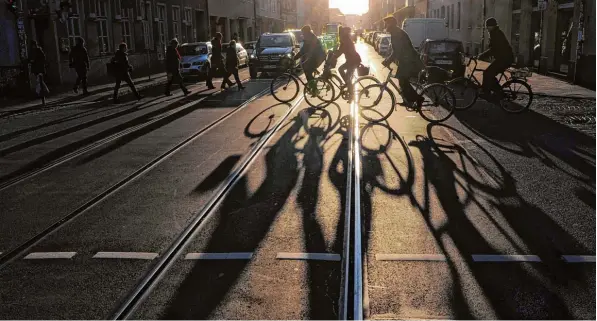  ?? Symbolfoto: Tobias Hase, dpa ?? Auto, Straßenbah­n, Fahrrad oder Fußgänger: Der Verkehr der Zukunft kann nur eine gesunde Mischung sein.