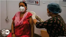  ??  ?? Una mujer recibe la vacuna contra el coronaviru­s en un hospital en Nueva Delhi, India