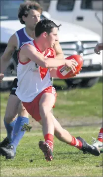  ??  ?? SPEEDY: Ararat’s Tyler Cronin speeds away from his Minyip-murtoa opponents.
Picture: PAUL CARRACHER