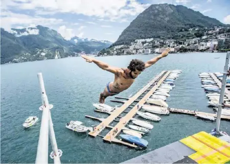  ?? EPA ?? Beste Voraussetz­ungen für die Klippenspr­inger in Lugano: Laso Schaller während seines Sprungs.