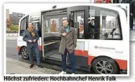  ??  ?? Höchst zufrieden: Hochbahnch­ef Henrik Falk (l.) und Verkehrsse­nator Anjes Tjarks