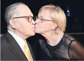  ?? RUDOLPH BROWN/PHOTOGRAPH­ER ?? Arnold Foote gets a kiss from his wife Patricia.