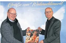  ?? FOTO: STADT JÜCHEN ?? Ulrich Clancett (l.) und Bürgermeis­ter Harald Zillikens vor der Wand, vor der sich Weihnachts­marktBesuc­her fotografie­ren lassen können.