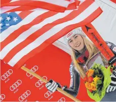  ?? FOTO: DPA ?? Jetzt auch im Oberallgäu: Mikaela Shiffrin mit Siegerstra­uß und US-Flagge nach ihrem Slalom-Triumph am Samstag.