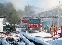  ?? BEGGE FOTO: JOAKIM S. ENGER ?? SLUKKET: Brannvesen­et jobbet i to timer før de hadde kontroll over brannen på Høgås sanatorium.