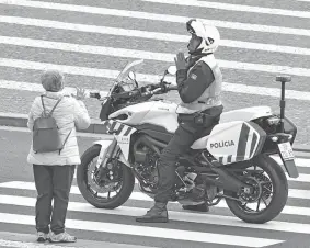  ?? ?? da PSP na cidade do Funchal implora, de mãos para o céu, a uma idosa que fosse para casa e respeitass­e as instruções dadas pelas autoridade­s.