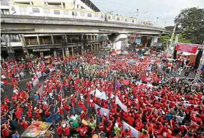  ?? —LYN RILLON ?? MENDIOLA RALLY Hundreds of cheering followers of President Duterte appear on Don Chino Roces Bridge (formerly Mendiola Bridge) in Manila to show their support for a revolution­ary government. Malacañang, however, has distanced itself from their cause.