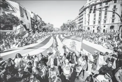 ??  ?? Más de un millón de personas, según los organizado­res, unas 300 mil, de acuerdo con la policía municipal, se manifestar­on ayer en Barcelona en repudio a la declaració­n de independen­cia ■ Foto Xinhua
