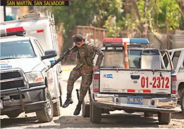  ??  ?? UN SOLDADO PERMANECE EN LA ESCENA EN LA COLONIA SAN RAMÓN, DONDE FUE ASESINADO JORGE NAVARRO, UN MECÁNICO DE 42 AÑOS.