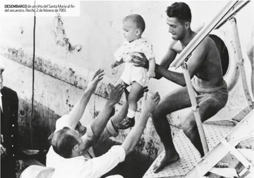  ??  ?? Desembarco de un niño del santa Maria al fin del secuestro. recife, 2 de febrero de 1961.