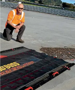  ?? STEPH RANGI/FAIRFAX NZ ?? Bruce McLaren Motorsport Track ground keeper, Ian Rimmer, shows what the new cleaning system can do.