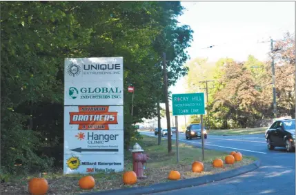  ?? Cassandra Day / Hearst Connecticu­t Media ?? Arett Sales of Bristol, a wholesale distributo­r of lawn, garden, home and holiday items, has proposed building a 356,000-square-foot warehouse on a 29-acre parcel of land at the County Line Drive industrial park in Cromwell.