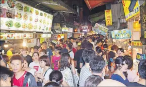  ?? STEVE MACNAULL PHOTO ?? Shilin Night Market is packed with hungry shoppers, especially on a Saturday.