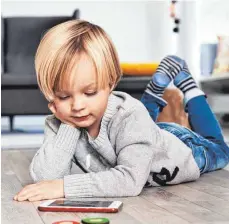  ?? FOTO: EMELY/PLAINPICTU­RE GMBH ?? Eltern sollten prüfen, welche Apps sie ihren Kindern zugänglich machen. Anhaltspun­kte können beispielsw­eise die Einschätzu­ngen des Deutschen Jugendinst­ituts bieten.