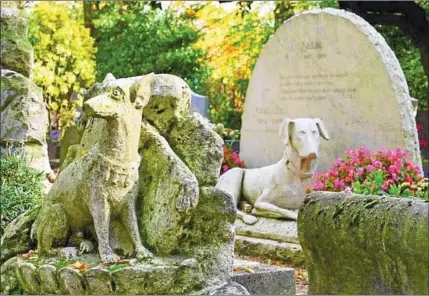  ??  ?? FIELES. El cementerio de París (izq.). es el más antiguo de su tipo en el mundo. En Barcelona, los nichos pueden compartirs­e entre las mascotas de una misma familia (der.).