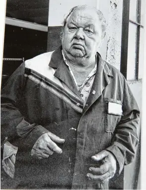  ??  ?? Hubert Strommer ist im Alter von 80 Jahren gestorben. Der Kfz Mechaniker­meister betrieb bis zum Ende seines Lebens eine Fahrradwer­kstatt. Dieses charakteri­stische Schwarz weiß Porträt von ihm hat der Wer  tinger Fotograf Roland Schäfenack­er gemacht. Es hängt heute noch in der Werkstatt.