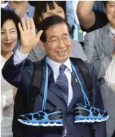  ?? AP FILE PHOTO ?? Park Won-soon celebrates his victory in the 2014 Seoul mayoral election.