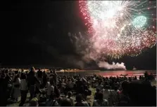  ?? (Photo doc. V.-m.) ?? Depuis 2020, Stéphane Lelièvre offre un festival de feux d’artifice, l’été, aux Sablettes à La Seyne.