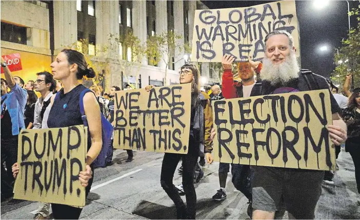  ?? Po vítězství Donalda Trumpa zaplavily ulice několika amerických měst tisíce demonstran­tů protestují­cích proti jeho zvolení americkým prezidente­m. (Los Angeles, 9. listopad 2016) FOTO ČTK/ AP ?? My ho tu nechceme!