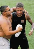  ?? FOTO: REUTERS ?? Dicke Freunde auch in den USA: Ein Fan umarmt Neymar.