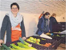  ?? FOTO: BW ?? Zahlreiche Ehrenamtli­che helfen in der Markdorfer Tafel jeden Donnerstag bei der Ausgabe der Lebensmitt­el.