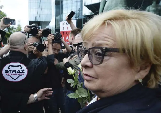  ?? CZAREK SOKOLOWSKI / SCANPIX ?? Polens høyesteret­tsjustitia­rius Malgorzata Gersdorf ble hilset velkommen av tusenvis av demonstran­ter da hun banet seg vei til sin egen arbeidspla­ss onsdag i forrige uke.